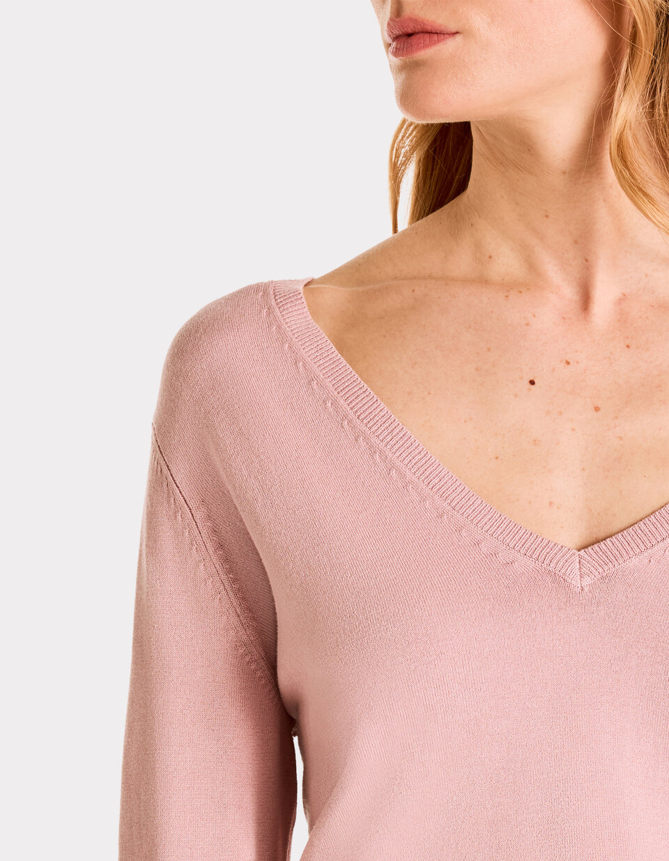 Pull en maille fine col V rose celio be camaïeu