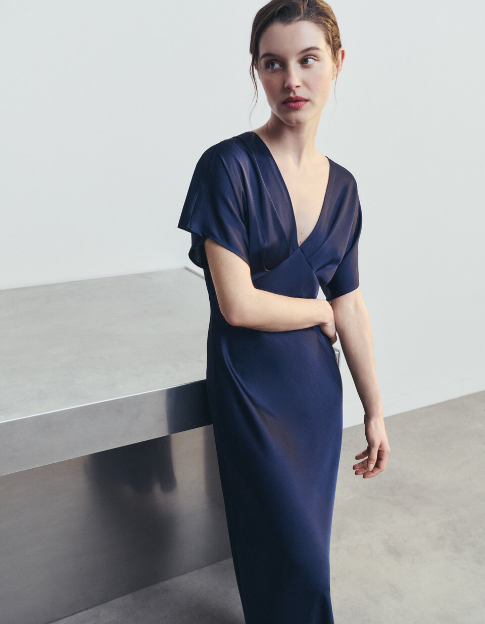 Robe longue cintrée en satin - marine