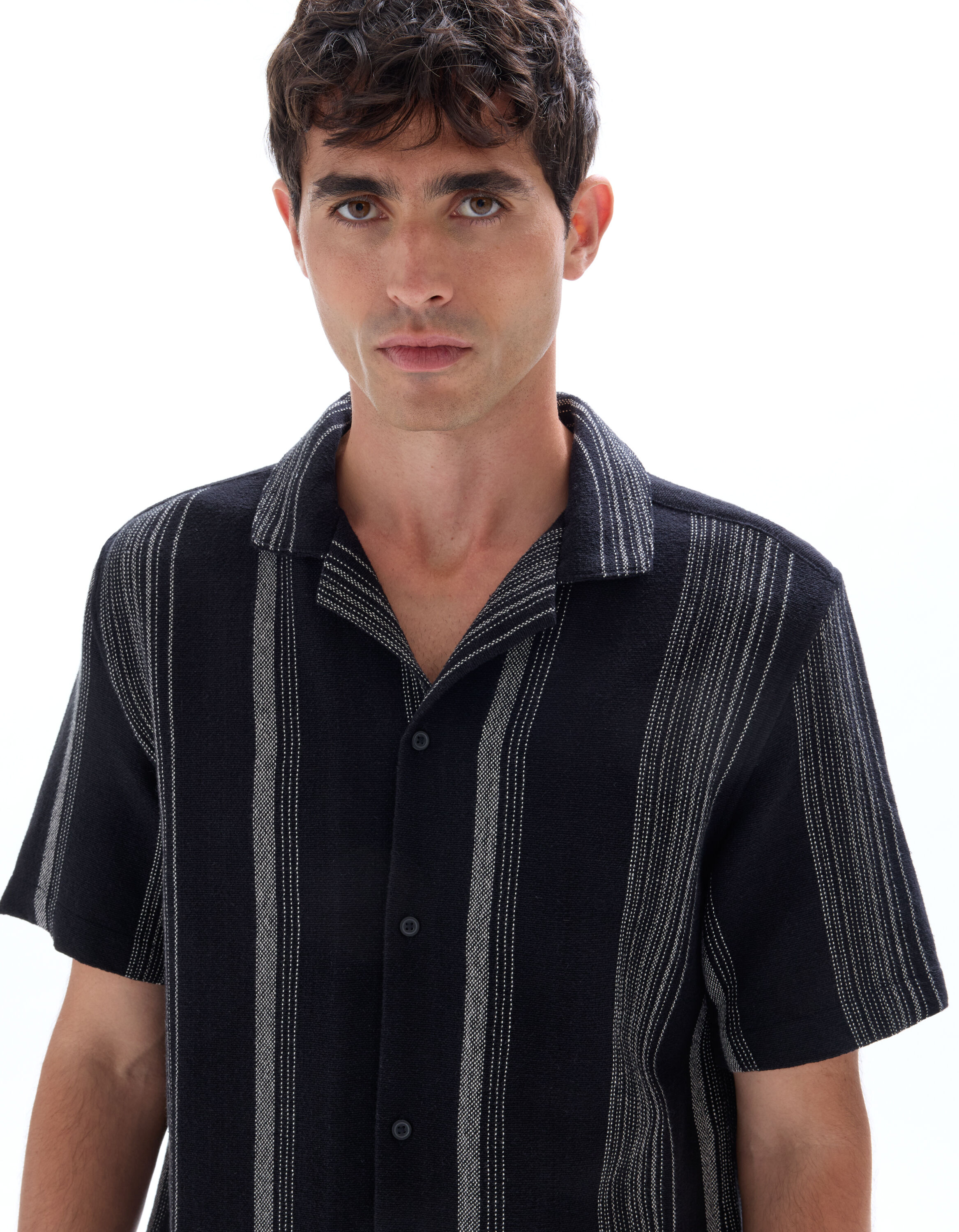 Camisa de manga corta regular de rayas negra celio be normal