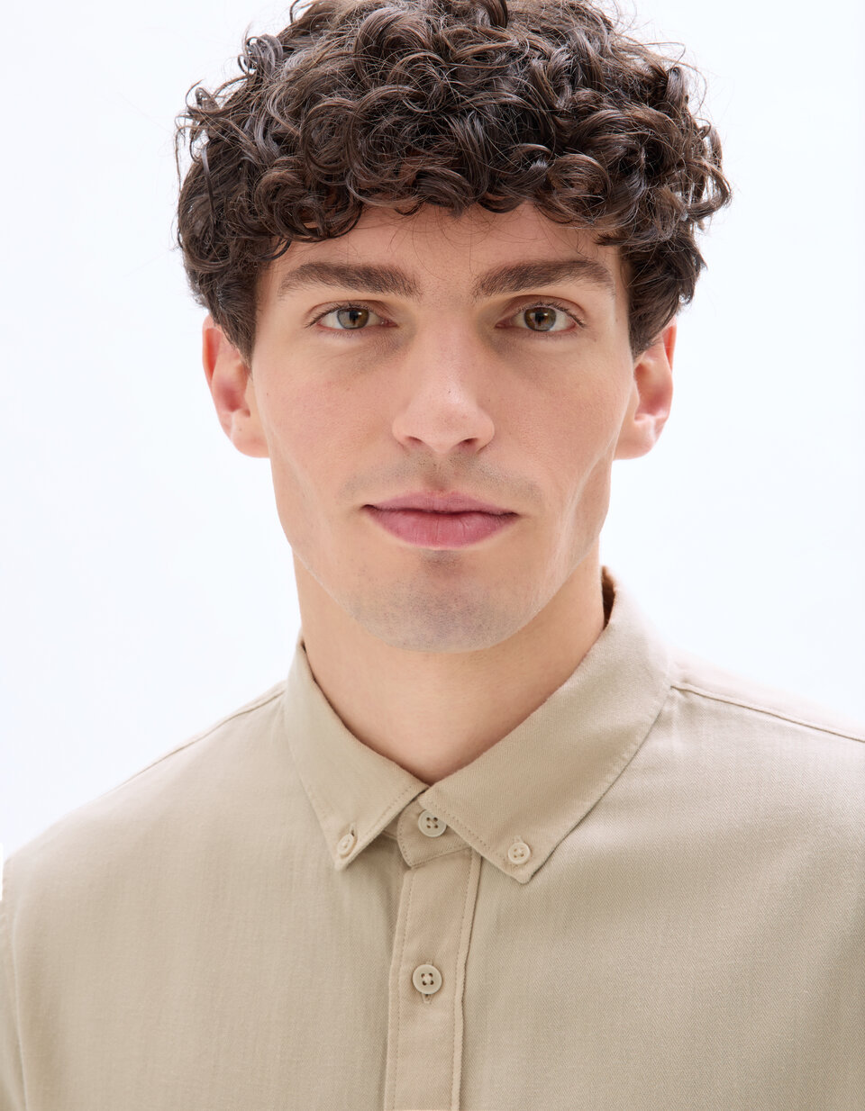 Vêtement homme beige : chemise coton élégante, confortable et polyvalente