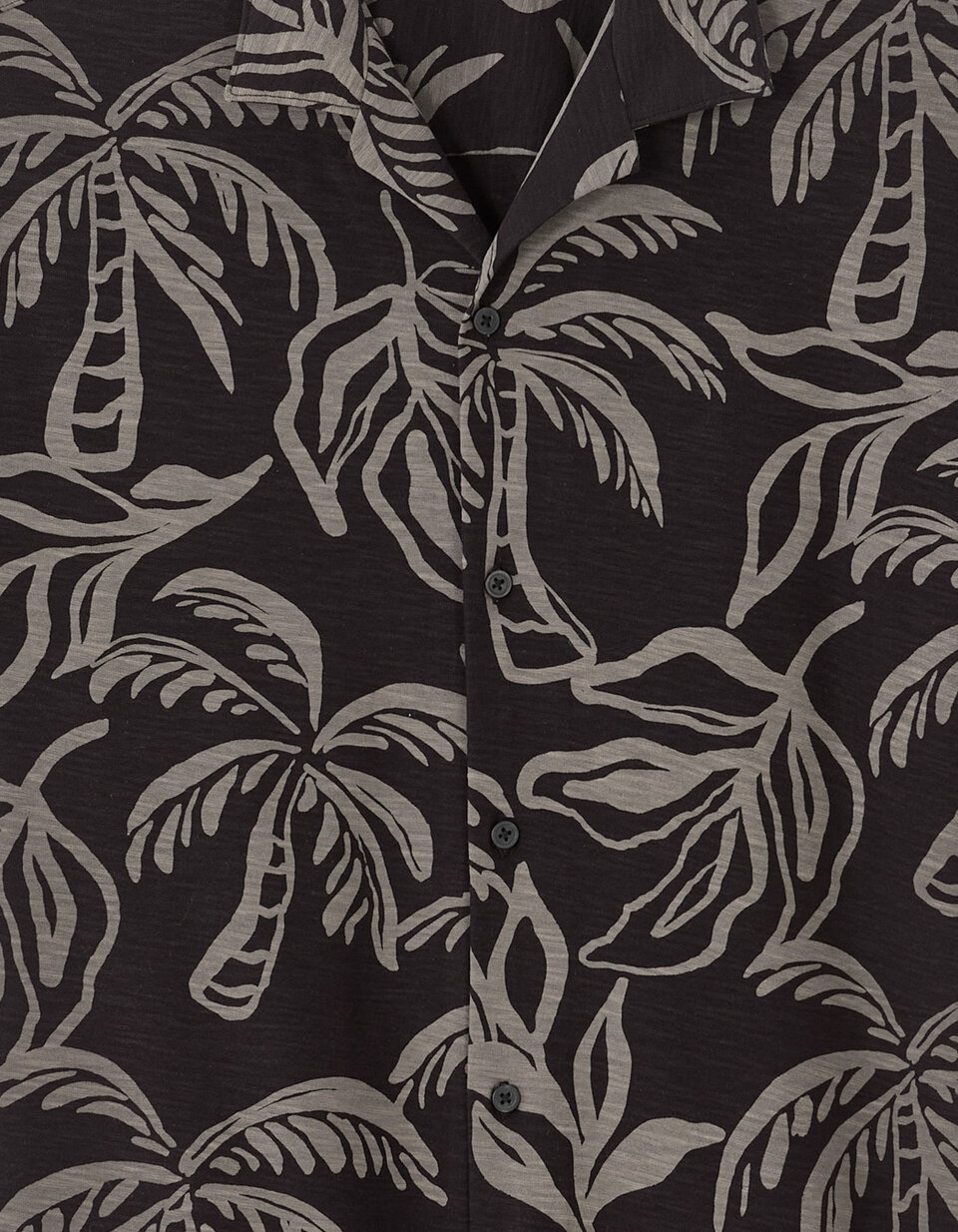Camisa regular con estampado de palmeras negro celio be normal