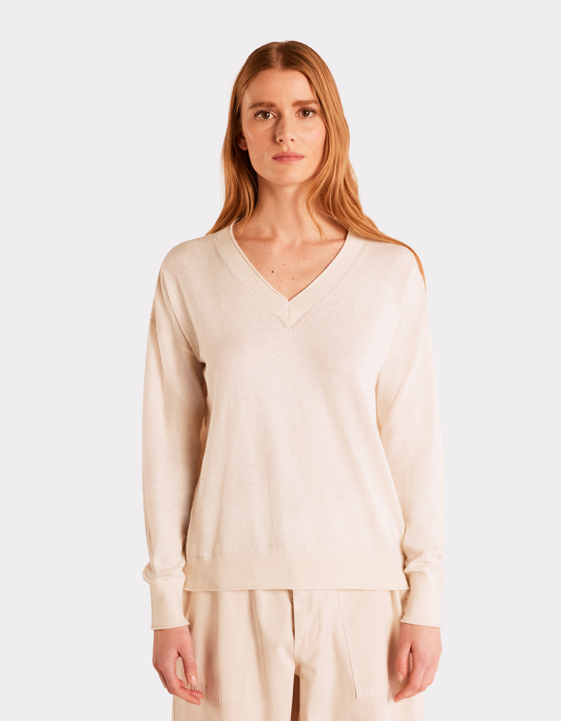 Pull léger à col V - beige - celio - Modalova